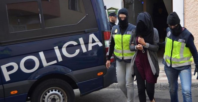 La policía detiene en Pájara a la joven acusada de pertenecer al Estado Islámico. / EFE