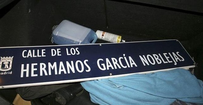 Retirada simbólica de la placa de la calle Hermanos García Noblejas, en Madrid. / FORO POR LA MEMORIA
