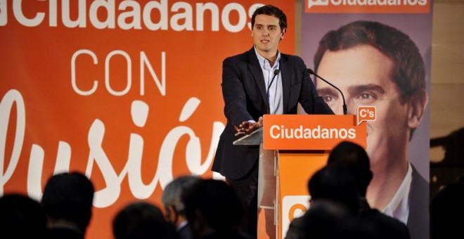 El candidato de Ciudadanos a la Presidencia del Gobierno, Albert Rivera durante su intervención en un acto electoral celebrado este jueves en Toledo. EFE/Ismael Herrero