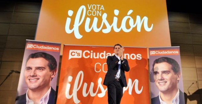 El candidato de Ciudadanos a la Presidencia del Gobierno, Albert Rivera (c), durante su intervención en un acto electoral celebrado hoy en Toledo. EFE/Ismael Herrero