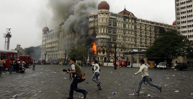 Uno de los hoteles atacados durante la cadena de atentados en Bombay, en llamas