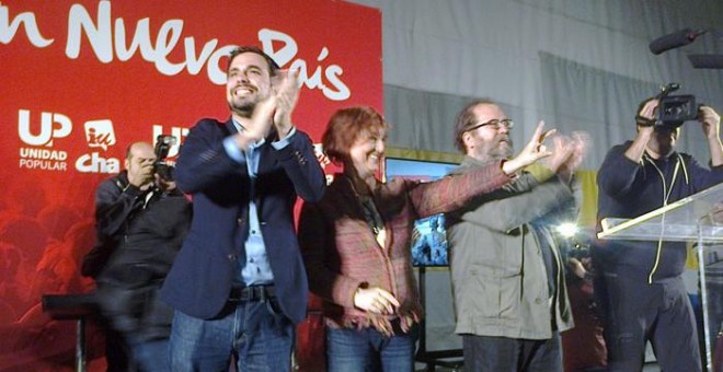 Alberto Garzón, con el número uno y dos de la candidatura por Zaragoza: Rosa Magallón (IU) y Chesús Yuste (Chunta).
