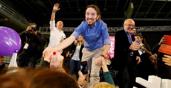 Pablo Iglesias saluda durante un mitin celebrado en el pabellón Pedro Ferrándiz de Alicante. / EFE