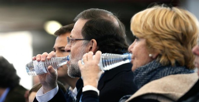 El presidente del Gobierno, Mariano Rajoy, y la presidenta del PP de Madrid, Esperanza Aguirre, durante el acto central de su partido que se ha celebrado hoy en la plaza de toros de la localidad madrileña de Las Rozas. EFE/JuanJo Martin