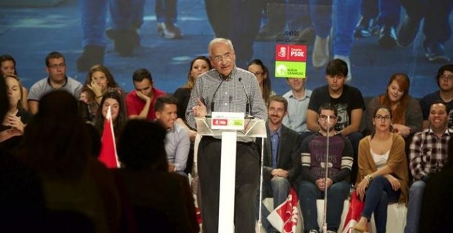 Alfonso Guerra, durante un mitin en la isla de Tenerife en el que calificó a Mariano Rajoy de 'presidente durmiente'. / PSOE