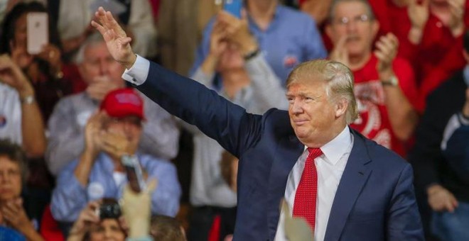 El candidato republicano a la presidencia de Estados Unidos , Donald Trump, después de participar en un evento ayuntamiento campaña en la Universidad de Carolina del Sur. EFE