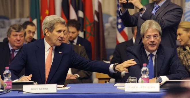 Paolo Gentiloni, ministro de Asuntos Exteriores de Italia, junto al secretario de Estado de Estados Unidos, John Kerry.- EFE