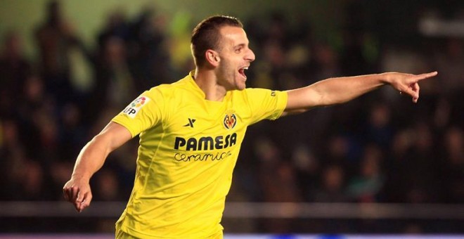 El delantero del Villarreal Roberto Soldado celebra su gol, primero del equipo ante el Real Madrid, durante el partido de la decimoquinta jornada de Liga en Primera División que se disputa esta noche en el estadio de El Madrigal, en Villarreal. EFE/