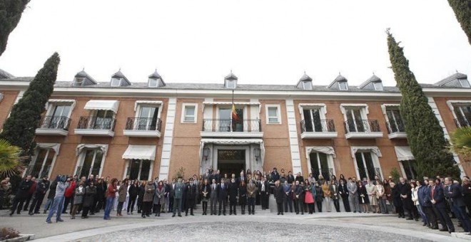 El presidente del Gobierno, Mariano Rajoy (c), junto al personal del complejo de la Moncloa, durante el minuto de silencio. / EFE
