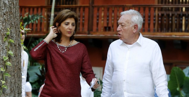 El ministro de Asuntos Exteriores de España, José Manuel García-Margallo y la canciller colombiana María Ángela Holguín tras la reunión celebrada en el Palacio del Marqués, en Cartagena de Indias, para tratar el tema del galeón San José. EFE/Chema Moya