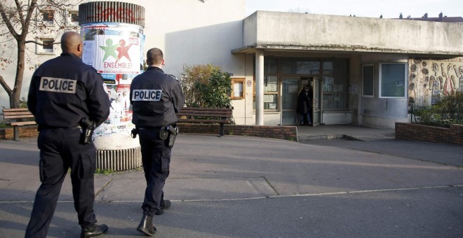 Agentes de policía francesa junto a la guardería de la localidad de Aubervilliers, cercana a París, donde un profesor fue apuñalado por un supuesto yihadista. REUTERS/Charles Platiau