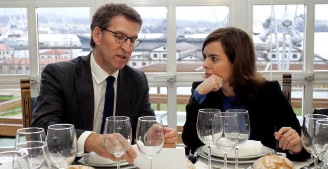 La vicepresidenta del Gobierno, Soraya Saez de Santamaría, ha participado hoy en un almuerzo con el presidente de la Xunta de Galicia, Alberto Núñez Feijóo, y representantes municipales de la comarca de Ferrol. EFE/Kiko Delgado