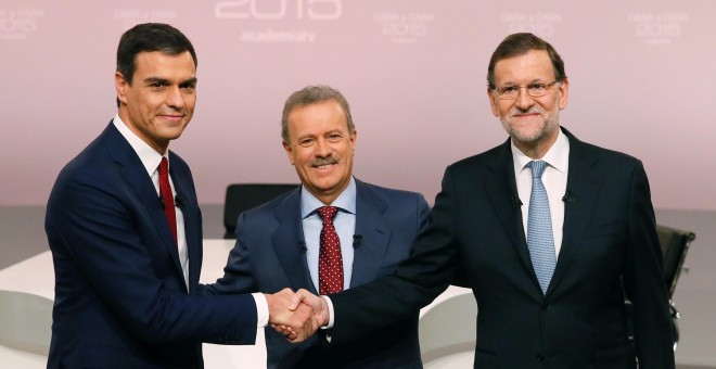 El presidente del Ejecutivo, Mariano Rajoy, y el líder del PSOE, Pedro Sánchez, candidatos a la presidencia del Gobierno para las elecciones generales del 20-D, se saludan en presencia del presidente de la Academia de Televisión y moderador del debate, Ma