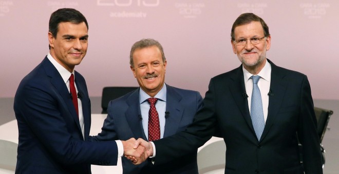 El presidente del Ejecutivo, Mariano Rajoy, y el líder del PSOE, Pedro Sánchez, candidatos a la presidencia del Gobierno para las elecciones generales del 20-D, se saludan en presencia del presidente de la Academia de Televisión y moderador del debate, Ma