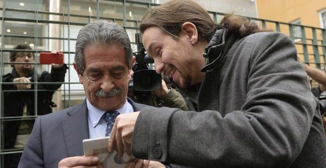 Miguel Ángel Revilla y Pablo Iglesias se reúnen en Santander. / EFE