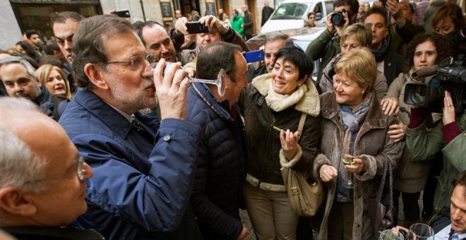 Rajoy bebe una copa de vino durante su visita, este martes, a Logroño. /EFE