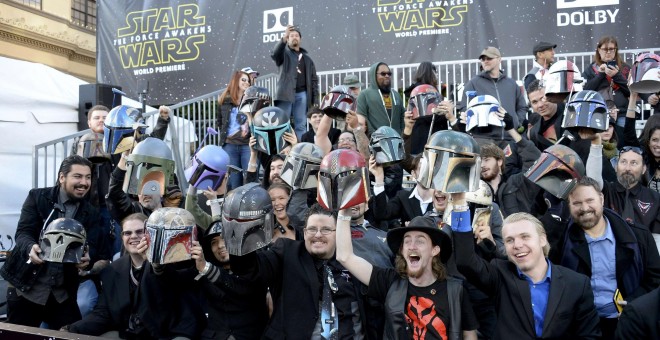 Seguidores de 'Star Wars' durante el estreno de 'El despertar de la fuerza' en Hollywood, California. REUTERS/Kevork Djansezian