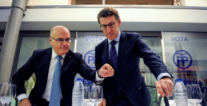 El presidente del PPdeG, Alberto Núñez Feijóo (d) y el presidente del partido en Ourense, Manuel Baltar, durante el almuerzo informativo celebrado esta mañana en el Centro Cultural Marcos Valcárcel. EFE/Brais Lorenzo