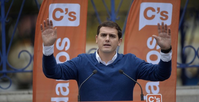 El candidato de Ciudadanos a la Presidencia del Gobierno, Albert Rivera, durante su intervención en el acto político que se ha celebrado en la plaza de Pombo de Santander, con motivo de la campaña electoral. REUTERS/Vincent West