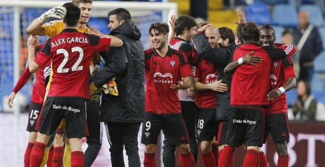 Los jugadores del Mirandés celebran el pase a octavos de final de la Copa del Rey al eliminar al Málaga CF. /EFE