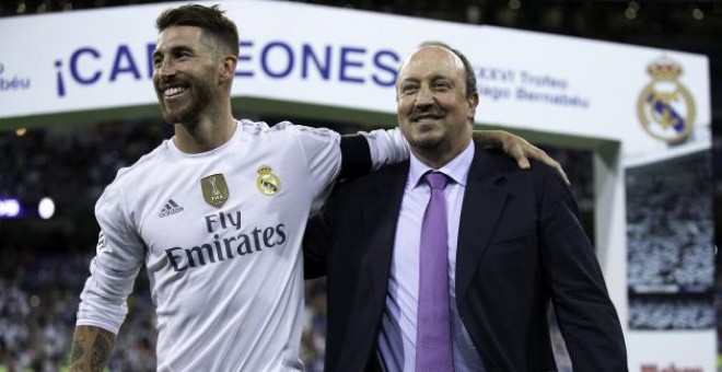 El capitán del club madridista, Sergio Ramos, junto con el técnico del equipo, Rafael Benítez