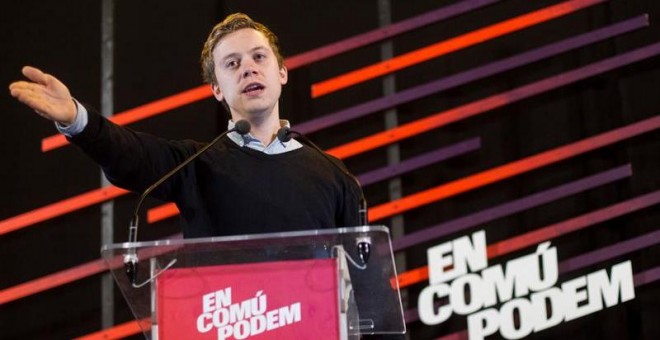 El escritor y activista británico Owen Jones, durante su intervención en el acto final de campaña de En Comú Podem celebrado hoy en Barcelona. EFE/ Quique García