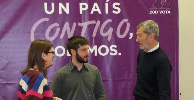 El general Julio Rodíguez, número 2 de Podemos al Congreso por Zaragoza, con el secretario de Relaciones Internacionales de Podemos, Pablo Bustindoy, y Cristina Pemán, candidata al Senado.