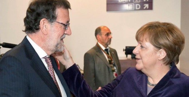 Merkel toca la cara de Rajoy en Bruselas. EFE/Horst Wagner