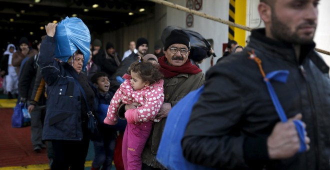 Grupos de refugiados desembarcan del ferry Eleftherios Venizelos en el puerto ateniense del Pireo, procedentes de la isla de Lesbos. REUTERS/Alkis Konstantinidis