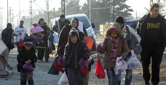 Un grupo de refugiados se dirige a cruzar la frontera entre Grecia y Macedonia. EFE