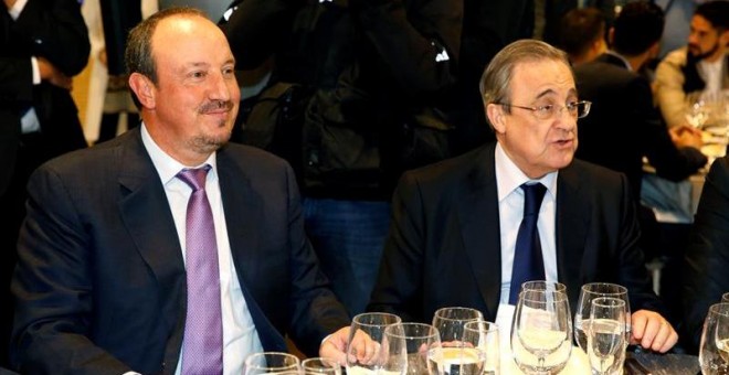 El presidente del Real Madrid, Florentino Pérez, y Rafa Benítez, entrenador blanco, compartieron mesa en la cena navideña del club. EFE/Sergio Barrenechea