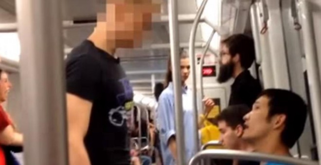 Imagen del vídeo de la agresión en el metro de Barcelona. YOUTUBE.