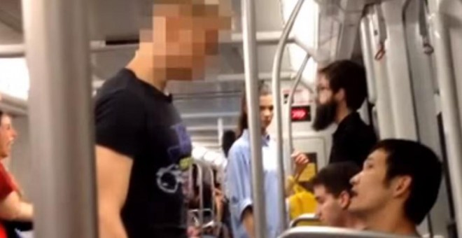 Imagen del vídeo de la agresión en el metro de Barcelona. YOUTUBE.