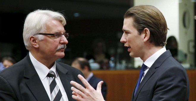 El ministro de Exteriores polaco, Waszczykowski, charla con el ministro austriaco Sebastian Kurz en Bruselas. REUTERS/Francois Lenoir