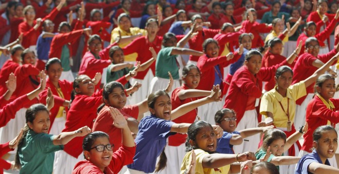 Estudiantes practican artes marciales durante un evento en Ahmedabad, India, para conmemorar el tercer aniversario de la violación en grupoy asesinato de una mujer en un autobús de Nueva Delhi en diciembre de 2012. REUTERS / Dave Amit