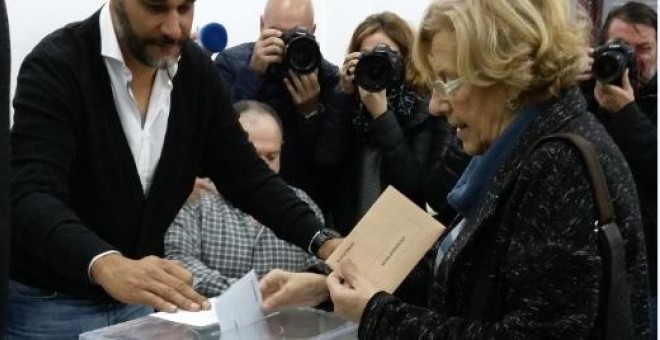 La alcaldesa de Madrid, Manuela Carmena, ejerce su derecho a voto este 20-D.