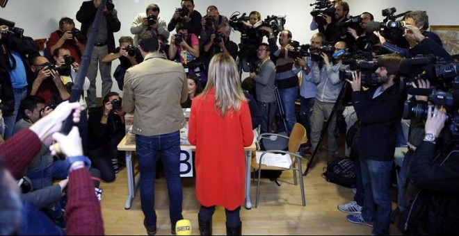 El candidato por el PSOE a la presidencia del Gobierno, Pedro Sánchez, y su esposa, Begoña Fernández, votan para las elecciones generales en el Centro Cultural Volturno de la localidad madrileña de Pozuelo de Alarcón. EFE/Zipi