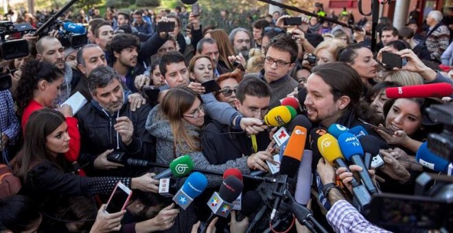 El candidato de Podemos a la Presidencia del Gobierno, Pablo Iglesias, hace declaraciones a los medios de comunicación tras haber votado esta mañana en el IES Tirso de Molina, de la Avenida de la Albufera, durante la jornada de elecciones generales de hoy