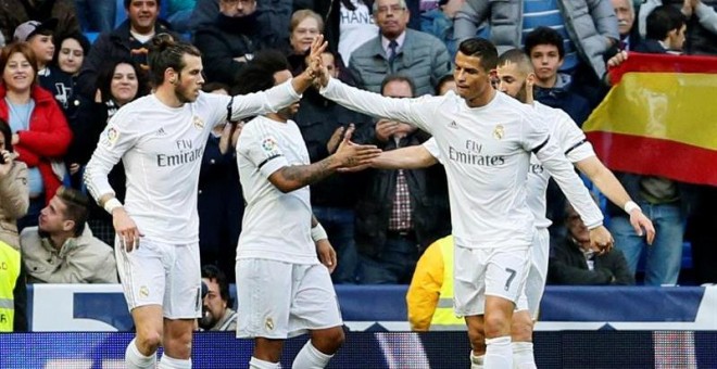 Bale y Cristiano Ronaldo se felicitan tras un gol de galés. EFE/Fernando Alvarado