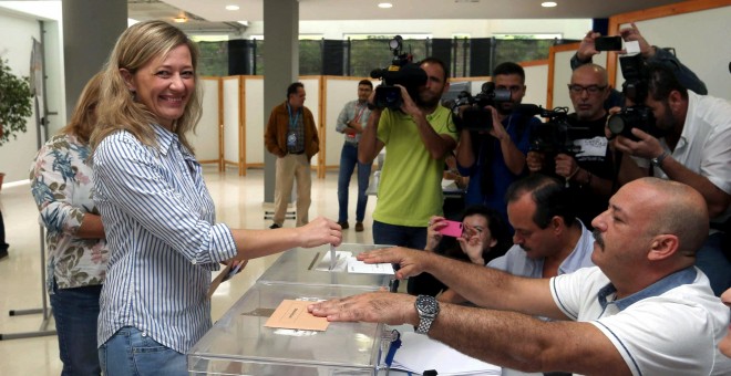 La cabeza de lista de Podemos por la provincia de Las Palmas, Victoria Rosell, prepara sus sobres con las papeletas en la mesa electoral donde hoy ejerció su derecho al voto. EFE/Elvira Urquijo A.