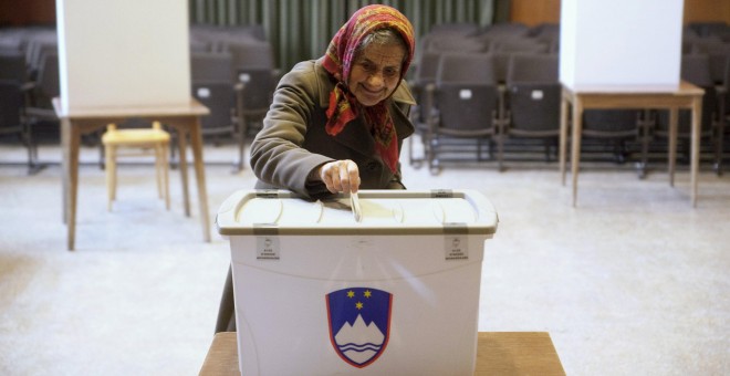 Una mujer vota en un colegio electoral en un referéndum sobre el derecho a casarse y adoptar niños de parejas del mismo sexo, en Sora, Eslovenia. REUTERS/Srdjan Zivulovic