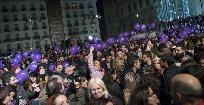 Simpatizantes de Podemos celebran los resultados de los primeros sondeos en la Plaza del Reina Sofía, en Madrid. EFE/Luca Piergiovanni
