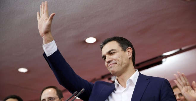 El secretario general y candidato del PSOE, Pedro Sánchez se ha dirigido a los militantes socialistas en el interior de la sede de Ferraz./ REUTERS/Juan Medina