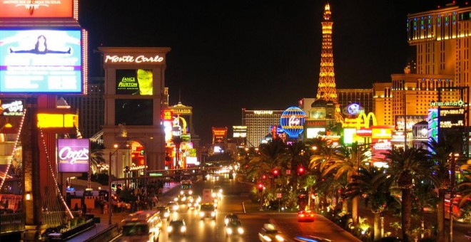 Las Vegas Boulevard es la calle más conocida de la ciudad. En ella se encuentran los hoteles y casinos más famosos.