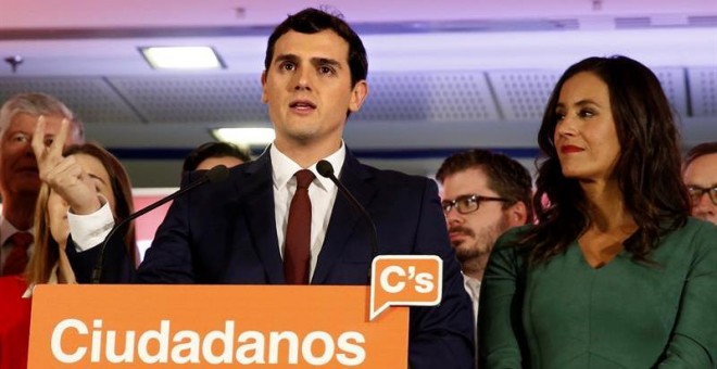 El líder de Ciudadanos, Albert Rivera, juanto a la portavoz del partido en el Ayuntamiento de Madrid, Begoña Villacís, valora los resultados en las elecciones generales esta noche en Madrid. EFE/Ballesteros