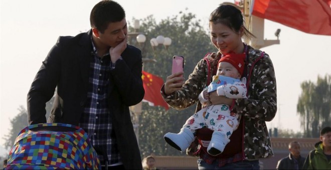 Una pareja china con su hijo. EUROPA PRESS