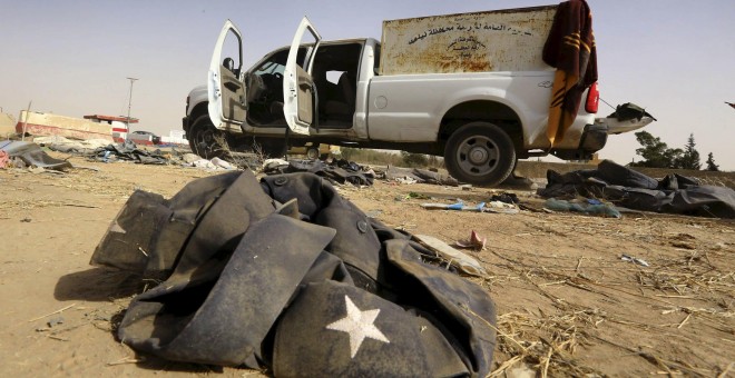 Un vehículo perteneciente a las fuerzas de seguridad iraquíes en una carretera en un puesto de control en Mosul. REUTERS