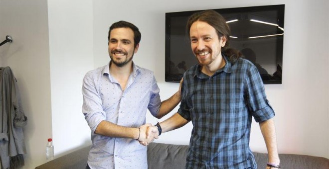 Alberto Garzón y Pablo Iglesias, en un encuentro en la sede de Podemos. E.P.