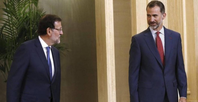 El rey Felipe VI conversa con Mariano Rajoy antes de presidir en el Palacio de la Zarzuela la reunión anual del patronato de la Fundación Carolina. EFE