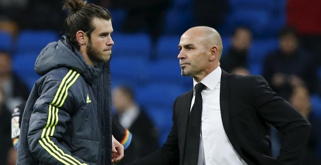 Paco Jémez saluda a Gareth Bale en el partido de este domingo en el Santiago Bernabéu. /REUTERS